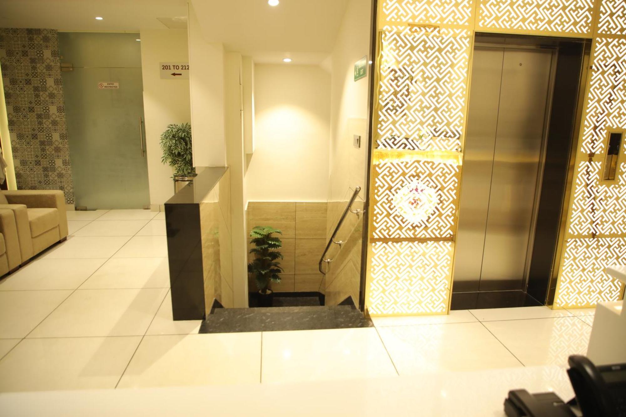 Rajathadri Royal Inn Bangalore Buitenkant foto