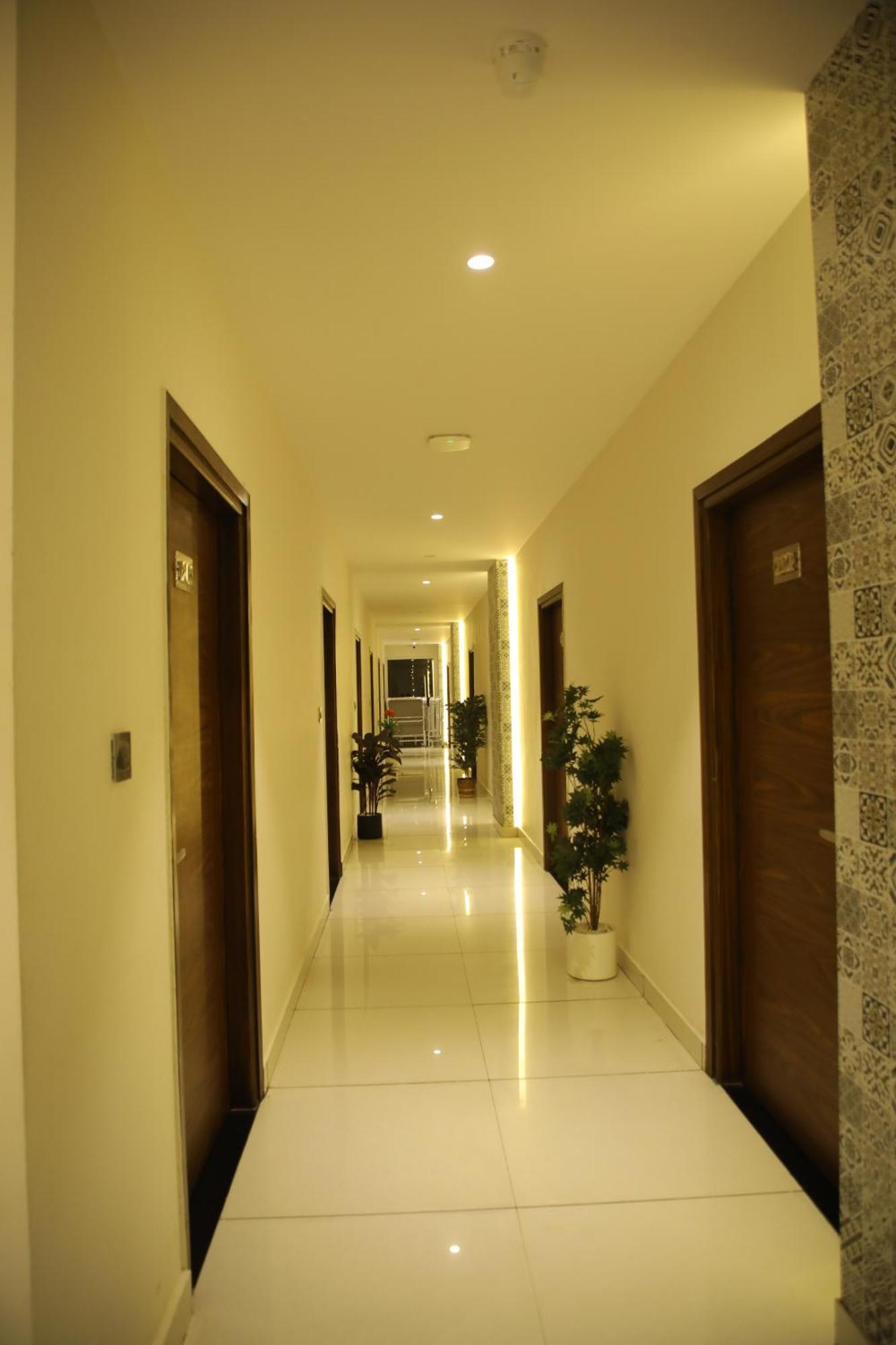 Rajathadri Royal Inn Bangalore Buitenkant foto