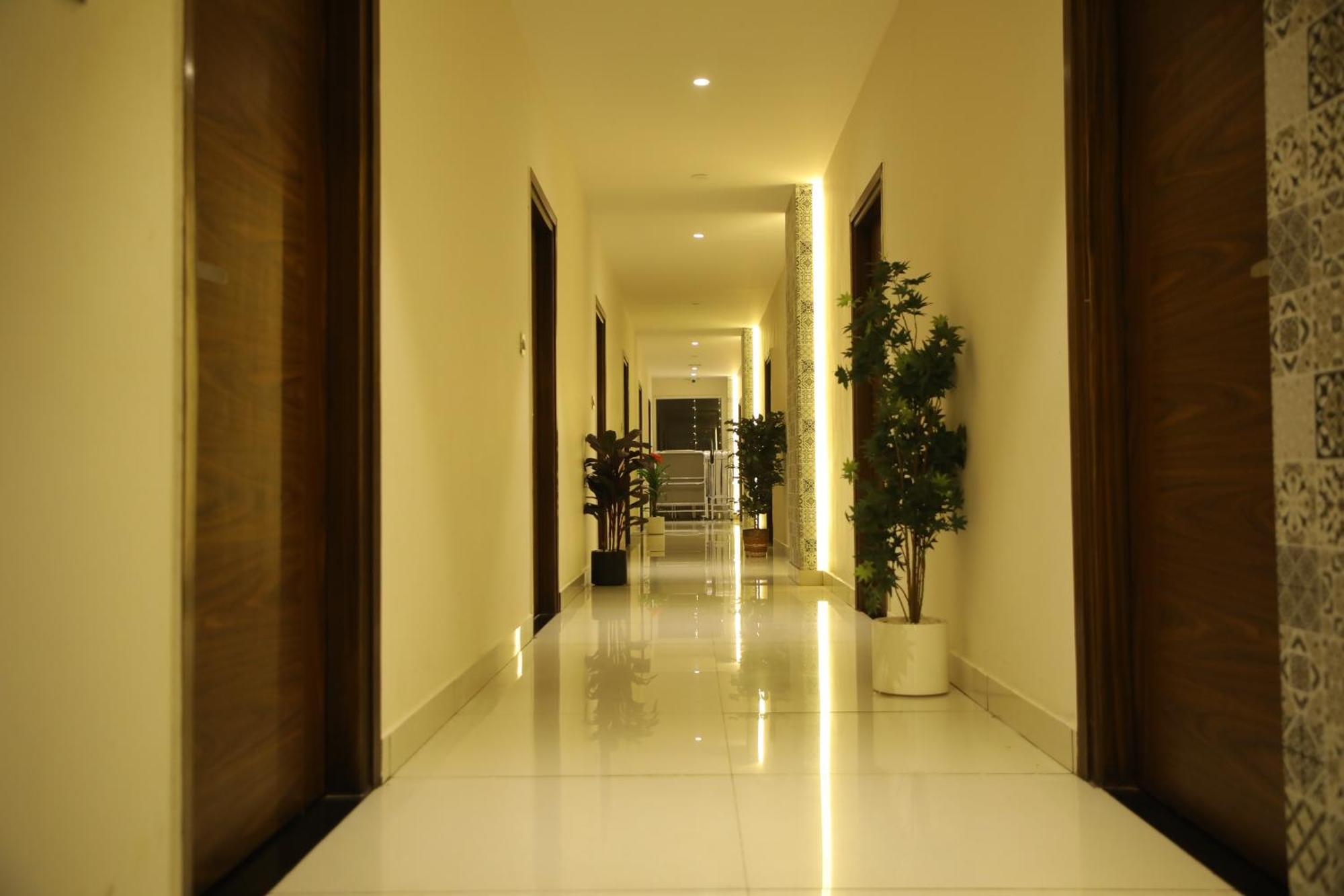 Rajathadri Royal Inn Bangalore Buitenkant foto