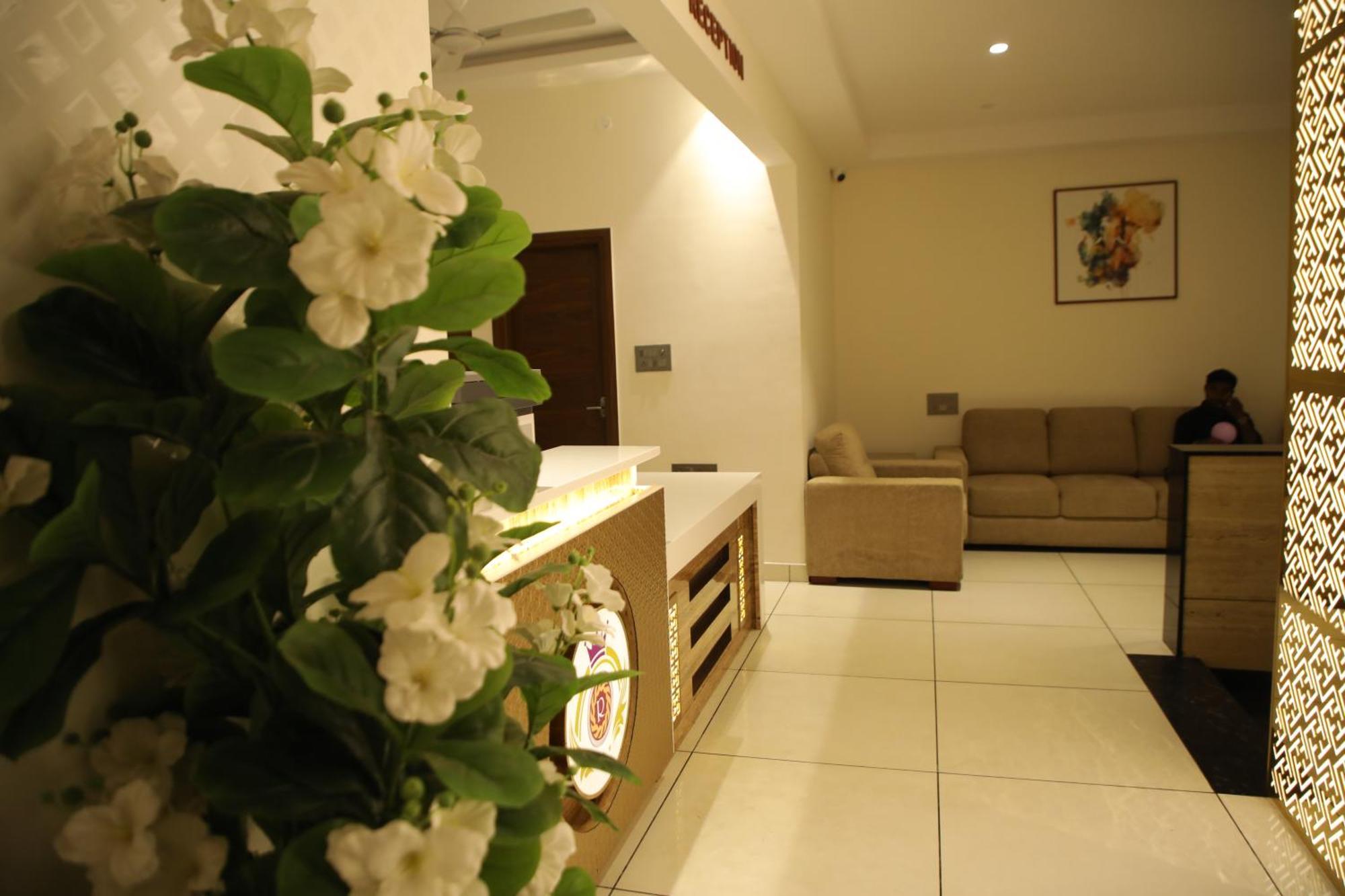 Rajathadri Royal Inn Bangalore Buitenkant foto
