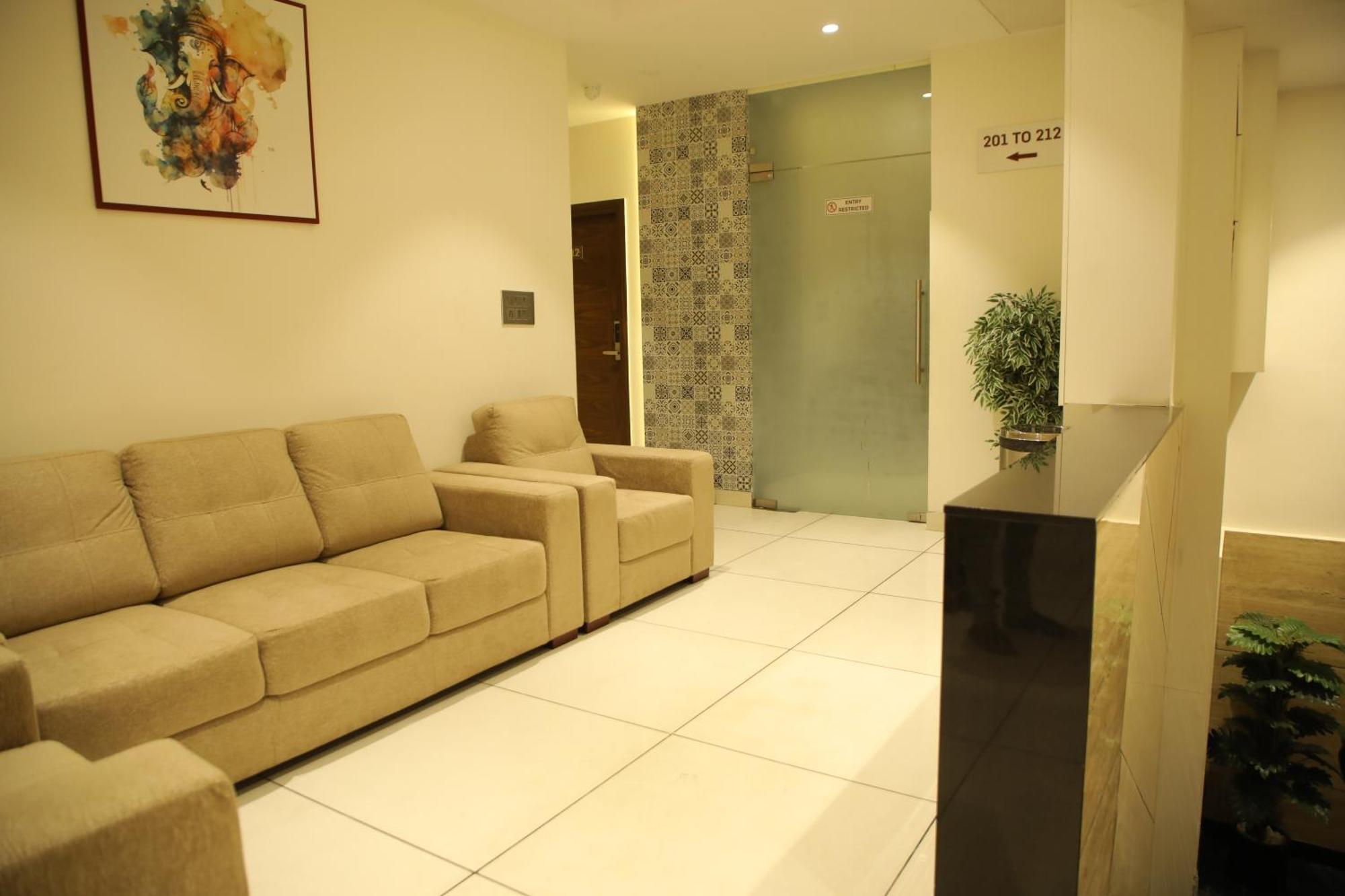 Rajathadri Royal Inn Bangalore Buitenkant foto